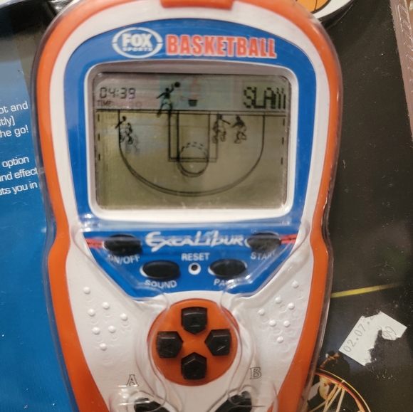 Hand-held basketball game - Picture 2 of 3